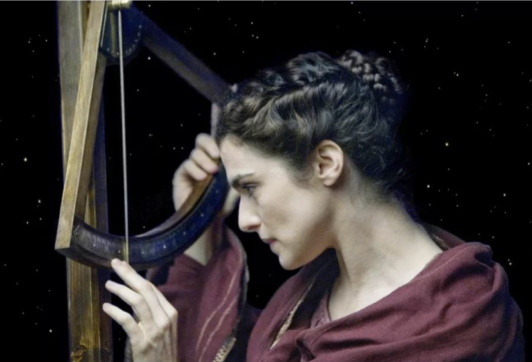 Kadr z filmu Agora, Hypatia patrzy na urządzenie astronomiczne